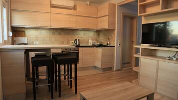 Microwave, dishwasher, coffee/tea maker, cookware/dishes/utensils