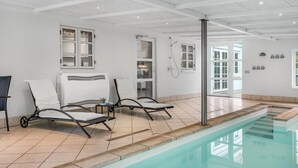 Innendørsbasseng