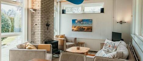 TV, fireplace, stereo