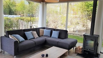 Televisie, een open haard en een stereo