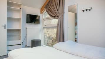 3 slaapkamers, een strijkplank/strijkijzer, internet, beddengoed