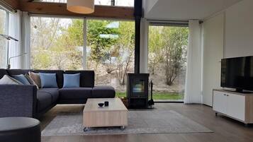 Een televisie, een open haard en een stereo