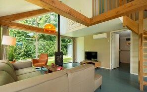 Televisie, een open haard en een stereo