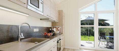 Réfrigérateur, plaque de cuisson, lave-vaisselle, cafetière/bouilloire