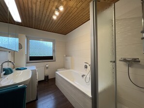 Bathtub, hair dryer, towels - Dalhaus farm: "The pond view" (Berenbrock)
