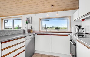 Kylskåp, spishäll, diskmaskin och kaffe- och tebryggare