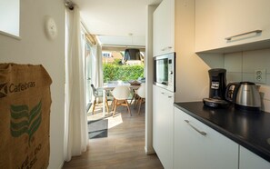 Fridge, oven, dishwasher, coffee/tea maker