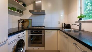 Een koelkast, een magnetron, een oven, een kookplaat