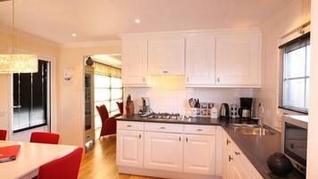 Kühlschrank, Mikrowelle, Herdplatte, Geschirrspüler