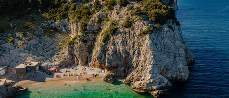 Nära stranden, solstolar och strandhanddukar