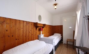 2 bedrooms, internet, bed sheets