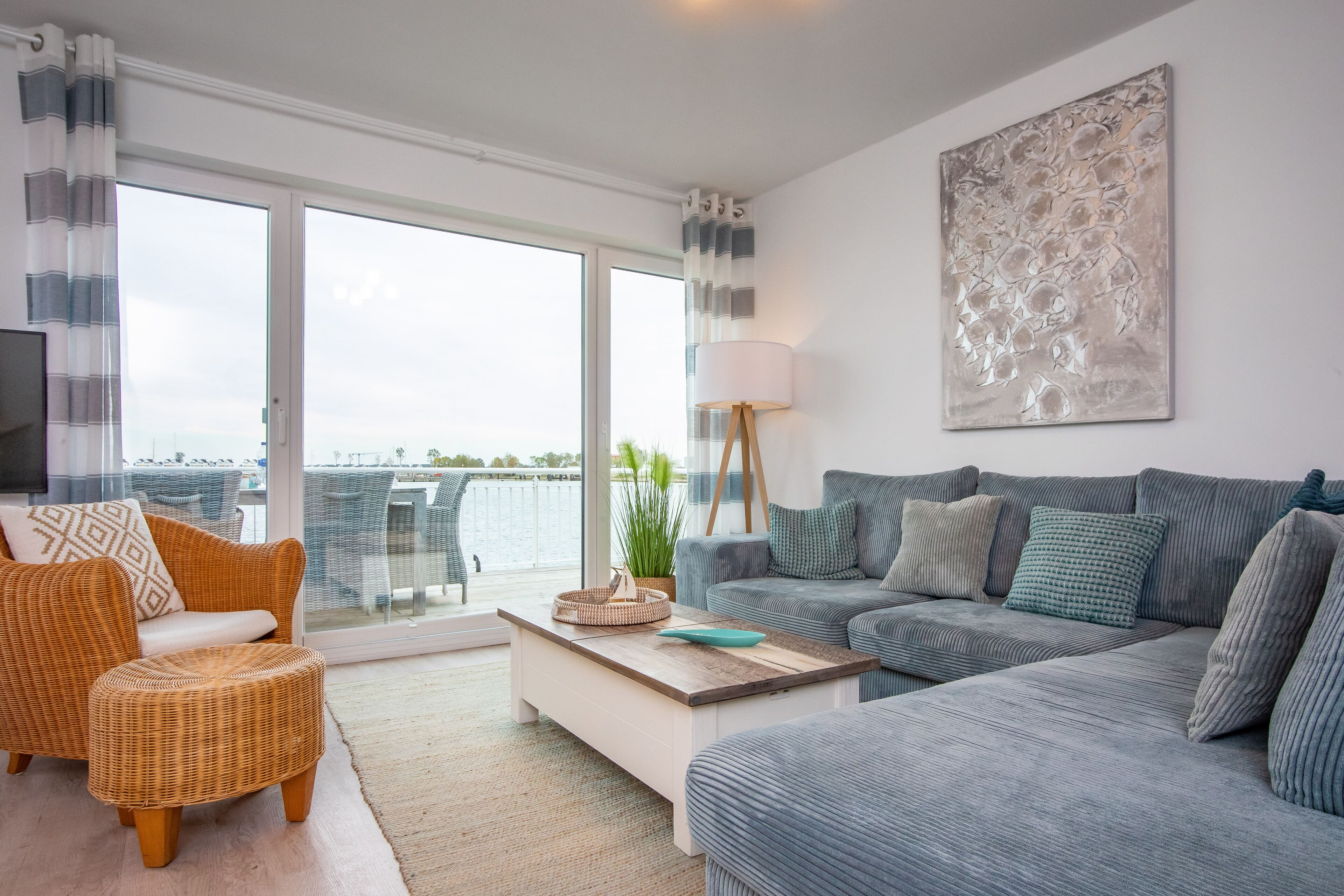 Televisión, chimenea, libros y estéreo 