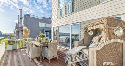 Light-flooded villa with large terrace, direct waterfront, wellness area