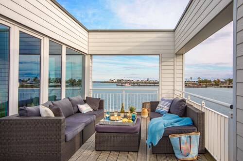 Lichtdurchflutete Villa mit großer Terrasse, direkte Wasserlage,Wellnessbereich