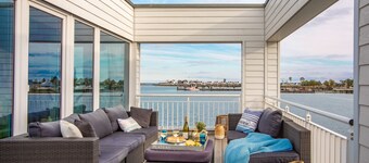 Light-flooded villa with large terrace, direct waterfront, wellness area