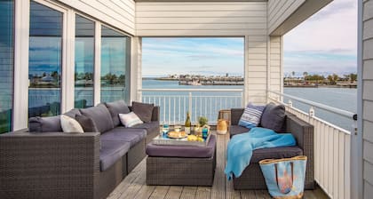 Light-flooded villa with large terrace, direct waterfront, wellness area