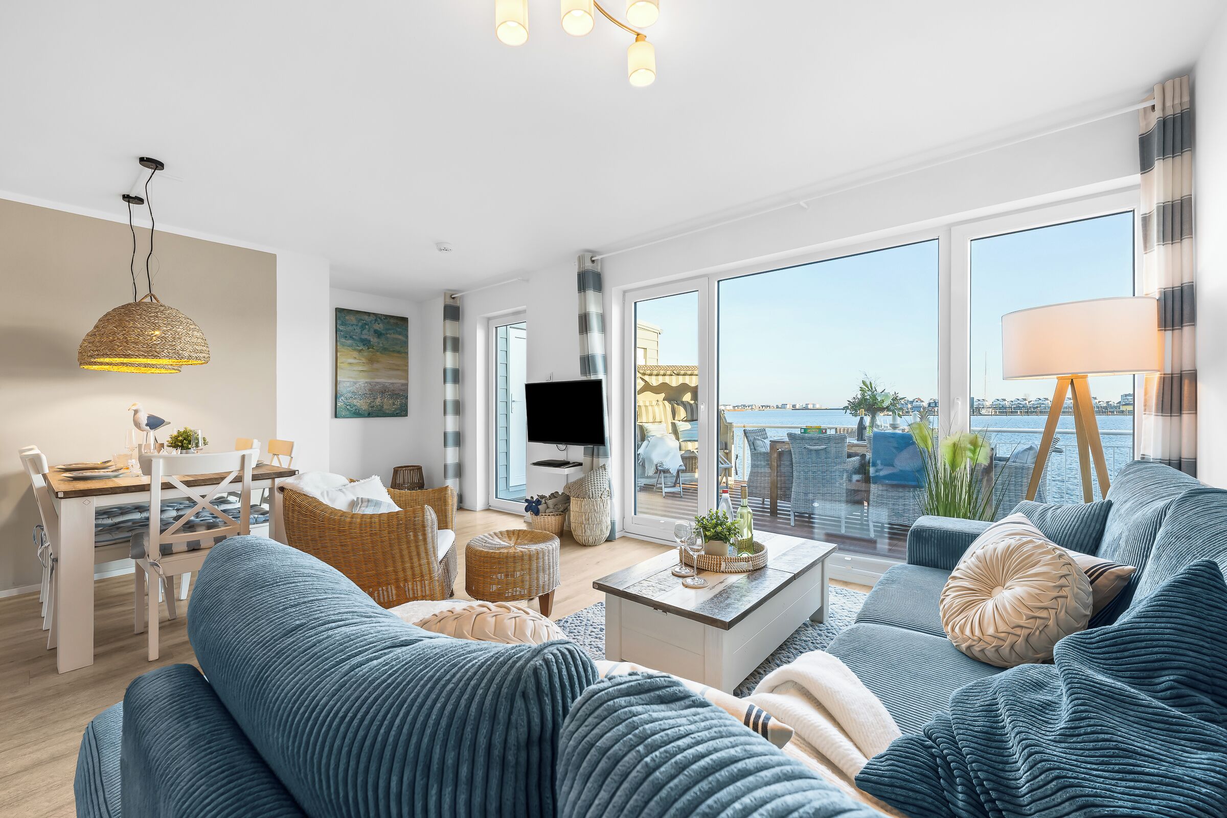 Fernseher, Kamin, Bücher, Stereoanlage