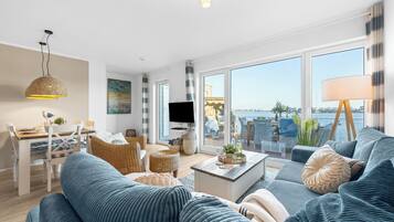 Fernseher, Kamin, Bücher, Stereoanlage