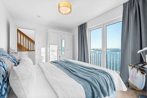 2 soverom, safe på rommet, strykejern/-brett og reiseseng for barn