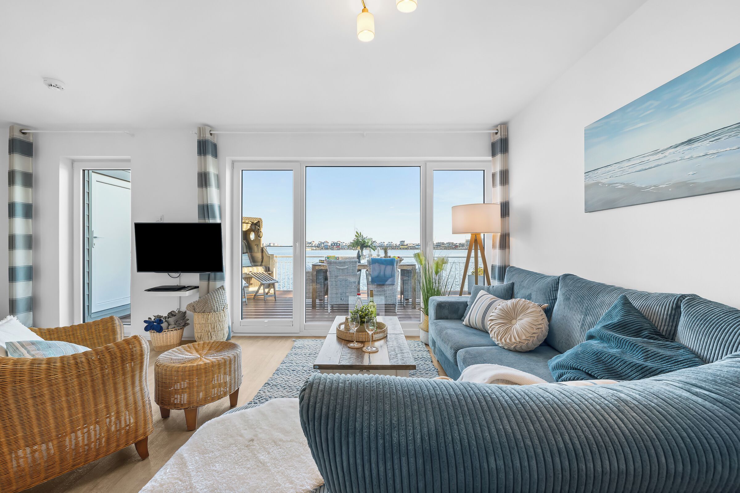 Fernseher, Kamin, Bücher, Stereoanlage