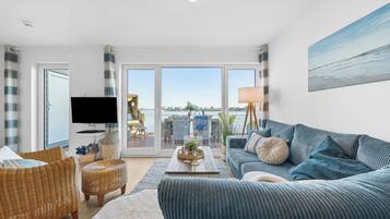 Fernseher, Kamin, Bücher, Stereoanlage