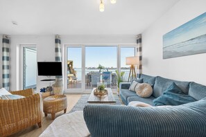 TV, peis, bøker og stereoanlegg