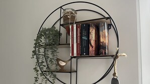 A circular bookshelf with books and a small plant. - Dalhaus farm: Our "pantry" (Lüdinghausen)