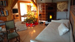 Una sala de estar acogedora con chimenea, un árbol de Navidad y un sofá.