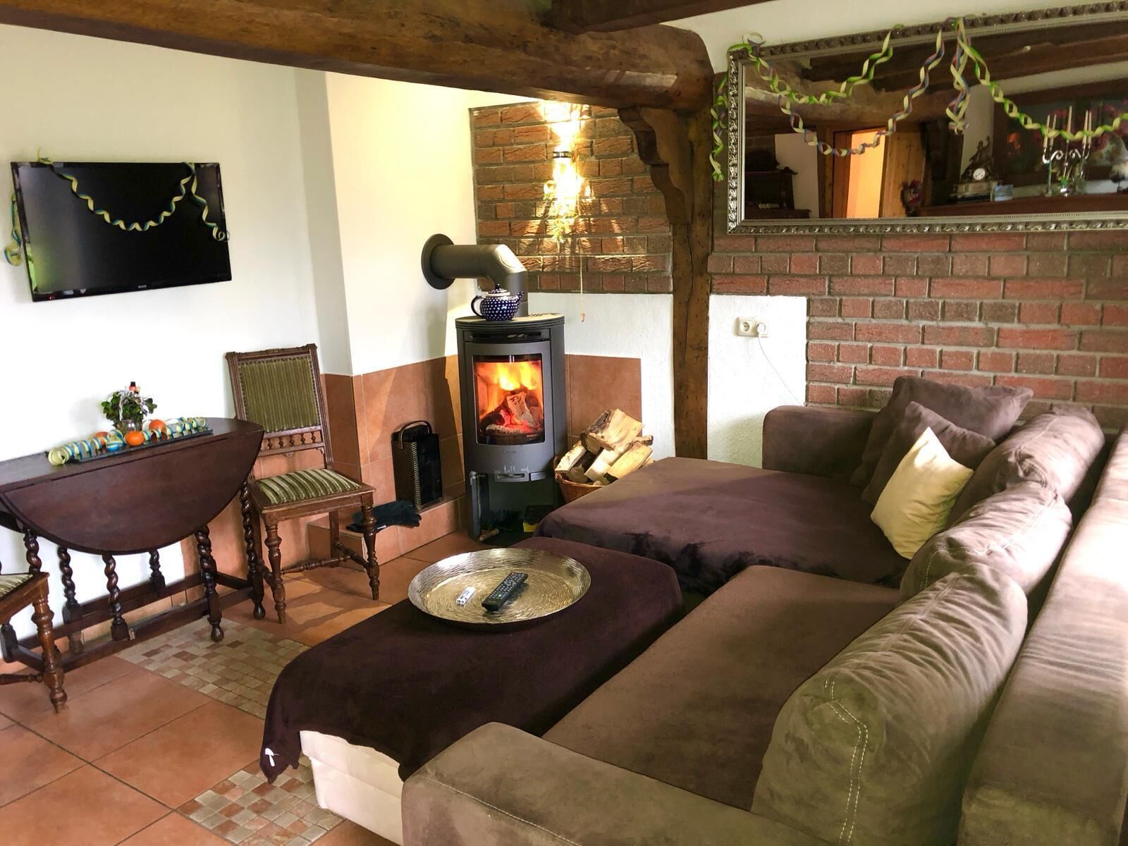 智能电视、壁炉、书、立体声音响