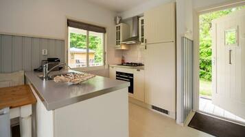 Een koelkast, een magnetron, een oven, een kookplaat