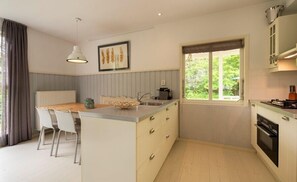 Een koelkast, een microgolfoven, een oven, een kookplaat