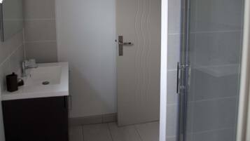 Een douche, een haardroger, handdoeken