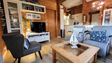 Een televisie en een stereo