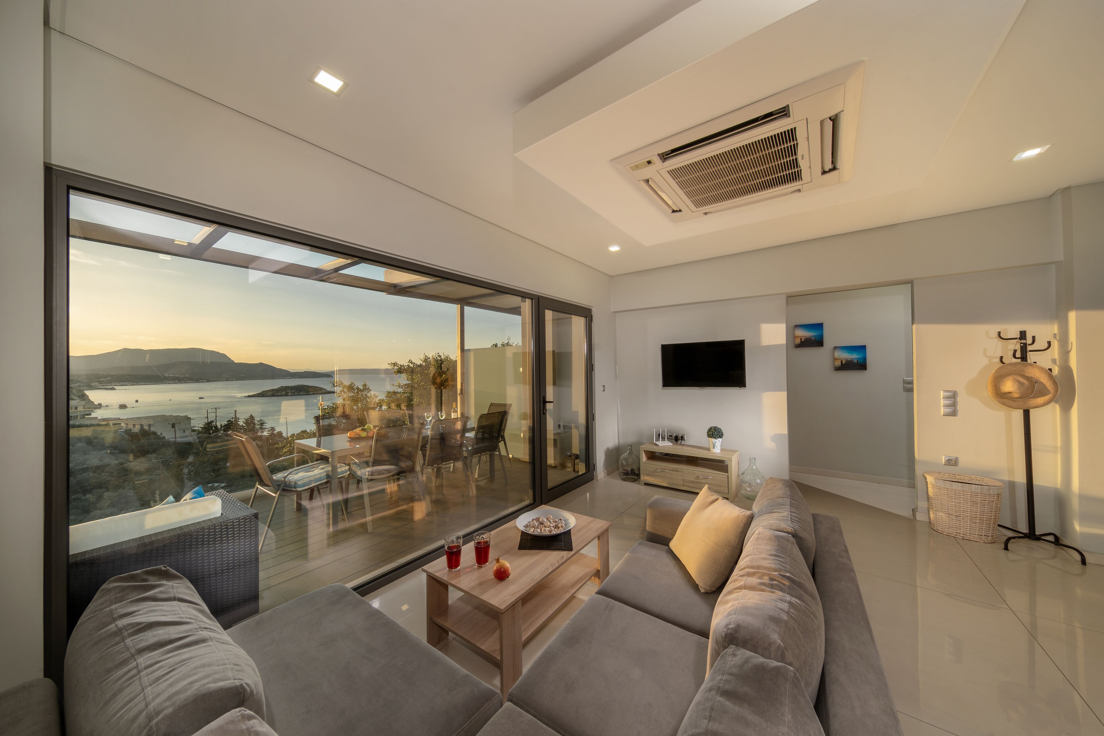 Smart TV, table tennis