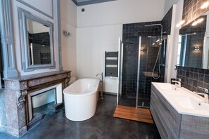 Badewanne, Haartrockner, Handtücher, Seife