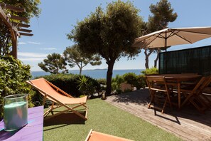 Outdoor dining - The Cabanon with sea view (Carqueiranne)