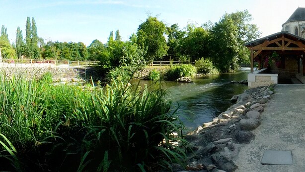 A riverside walkway with a wooden pavilion, a stone wall, and a building with a sloped roof. - Studio 7 - 3 min from Futuroscope - 1 to 4 persons (Chasseneuil-du-Poitou)
