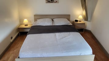 1 quarto, ferros/tábuas de passar roupa, berço de viagem