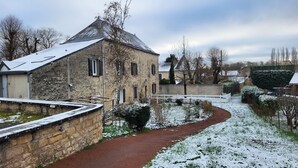 A stone building with a sloped roof and a white fence. - Studio 7 - 3 min from Futuroscope - 1 to 4 persons (Chasseneuil-du-Poitou)