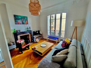 Smart TV, fireplace, DVD player, books
