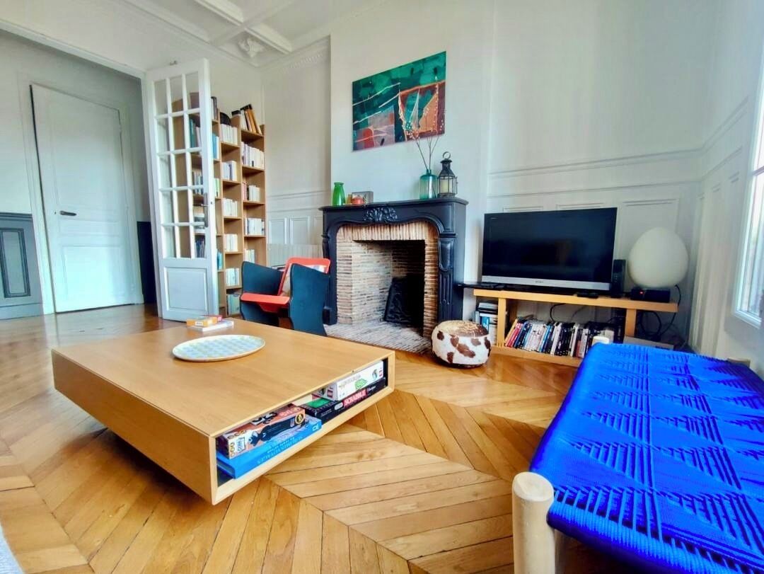 Smart TV, fireplace, DVD player, books