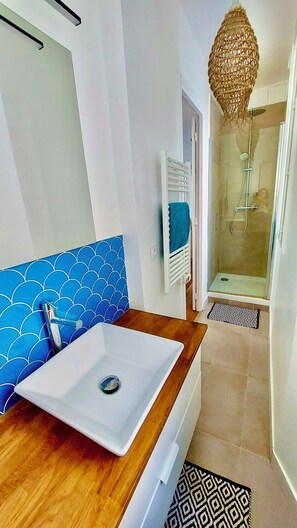 Kombinert dusj/badekar, hårføner, håndklær og såpe