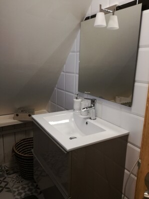Een douche, een haardroger, handdoeken, toiletpapier