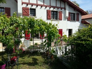Property grounds - Apartment in detached house, quiet residential area "L'Orée du lac" (Biarritz)