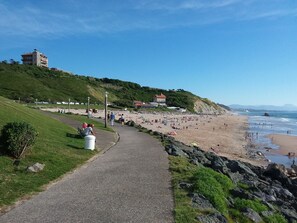 Beach nearby - Apartment in detached house, quiet residential area "L'Orée du lac" (Biarritz)