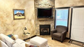 Smart TV, fireplace