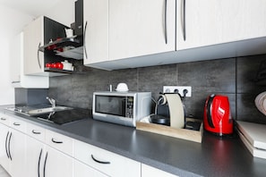 Réfrigérateur, micro-ondes, four, plaque de cuisson