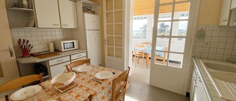Fridge, oven, stovetop, coffee/tea maker