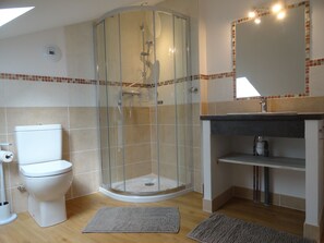 Bathtub, hair dryer, towels - Cottage "Les Coccinelles" with garden, town center of La Chaise Dieu (La Chaise-Dieu)
