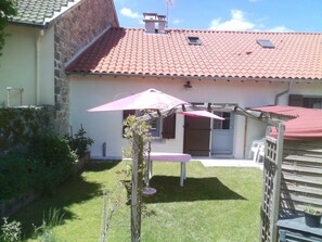 Terrace/patio - Cottage "Les Coccinelles" with garden, town center of La Chaise Dieu (La Chaise-Dieu)